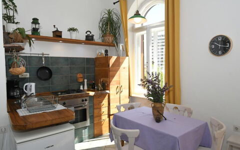 Appartamento Central Sea View Opatija: Möbel, Flooring, Interior Design, Holz, Fussboden, Küchengerät, Beleuchtung, Küche, Cabinetry, Zimmer