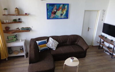 Appartamento Central Sea View Opatija: Möbel, Interior Design, Couch, Flooring, Fussboden, Holz, Wohnzimmer, Zimmer, Holzboden, Beleuchtung