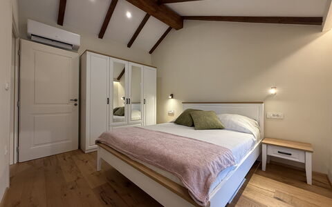 Casa Rossa Ac, Wifi, Prodol - Croazia: Bett, Möbel, Interior Design, Schlafzimmer, Wand, Flooring, Fussboden, Holz, Decke, Bedding