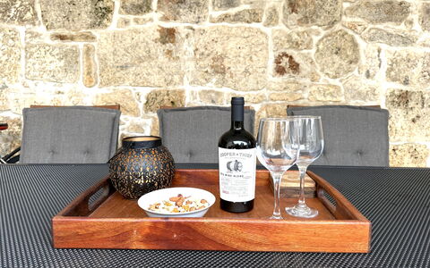 Casa Rossa Ac, Wifi, Prodol - Croazia: Flasche, Geschirr, Tabelle, Drinkware, Servierware, Möbel, Wein, Kelche