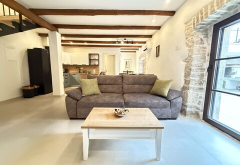 Casa Rossa Ac, Wifi, Prodol - Croazia: Möbel, Interior Design, Flooring, Couch, Fussboden, Holz, Zimmer, Tabelle, Wohnzimmer, Decke