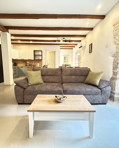 Casa Rossa Ac, Wifi, Prodol - Croazia: Möbel, Interior Design, Flooring, Couch, Fussboden, Holz, Zimmer, Tabelle, Wohnzimmer, Decke