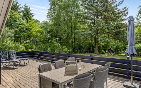 Mila - 30Km from the Sea: Dach, Haus, Zuhause, Hütte, Tür, Abstellgleis, Deck, Veranda, Planke, Hartholz