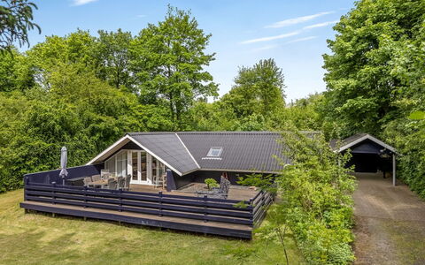 Mila - 30Km from the Sea: Dach, Haus, Zuhause, Hütte, Tür, Abstellgleis, Deck, Veranda, Planke, Hartholz