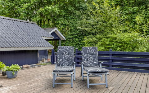 Mila - 30Km from the Sea: Dach, Haus, Zuhause, Hütte, Tür, Abstellgleis, Deck, Veranda, Planke, Hartholz