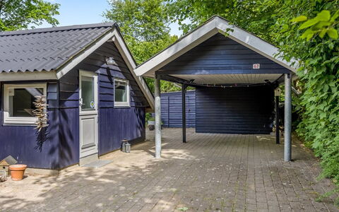 Mila - 30Km from the Sea: Dach, Haus, Zuhause, Hütte, Tür, Abstellgleis, Deck, Veranda, Planke, Hartholz