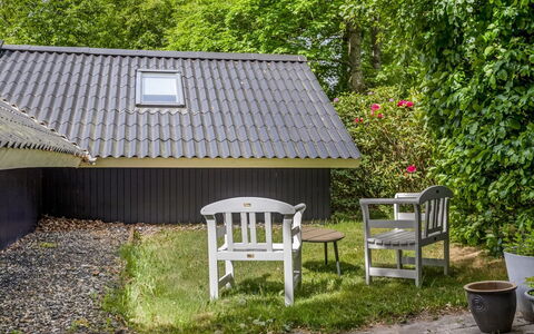 Mila - 30Km from the Sea: Dach, Haus, Zuhause, Hütte, Tür, Abstellgleis, Deck, Veranda, Planke, Hartholz