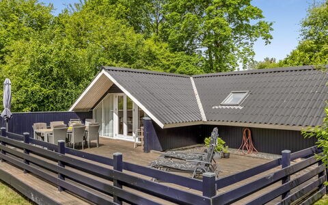 Mila - 30Km from the Sea: Dach, Haus, Zuhause, Hütte, Tür, Abstellgleis, Deck, Veranda, Planke, Hartholz