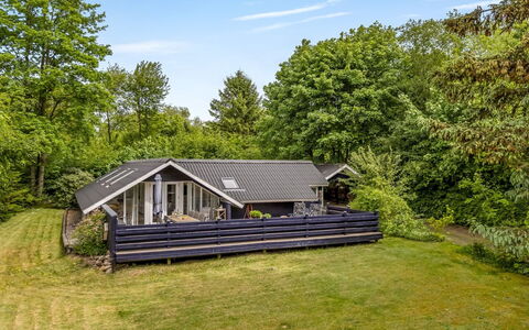 Mila - 30Km from the Sea: Dach, Haus, Zuhause, Hütte, Tür, Abstellgleis, Deck, Veranda, Planke, Hartholz