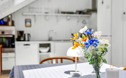 Mila - 30Km from the Sea: Möbel, Interior Design, Blume, Flooring, Tabelle, Stuhl, Küche & Esszimmer Tisch, Blumentopf, Esszimmer, Zimmer