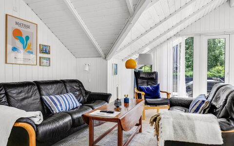 Mila - 30Km from the Sea: Holz, Interior Design, Möbel, Zuhause, Wohnzimmer, Decke, Couch, Flooring, Fussboden, Wohnung