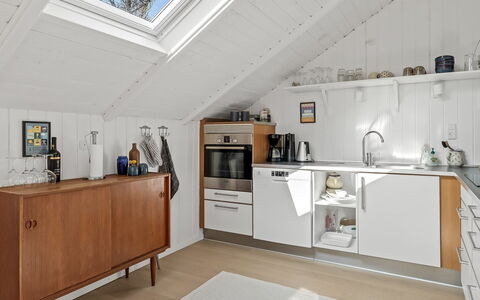 Mila - 30Km from the Sea: Flooring, Küche, Major Appliance, Holz, Interior Design, Küchengerät, Möbel, Cabinetry, Fussboden, Countertop