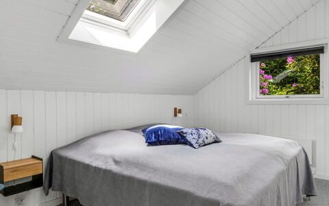 Mila - 30Km from the Sea: Holz, Decke, Schlafzimmer, Interior Design, Flooring, Fussboden, Bedding, Linens, Bettdecke, Bett