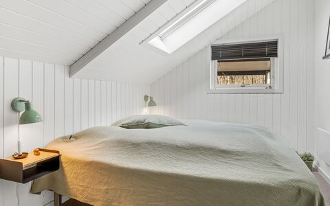 Mila - 30Km from the Sea: Decke, Schlafzimmer, Holz, Interior Design, Flooring, Fussboden, Bett, Light Fixture, Beleuchtung, Bettdecke
