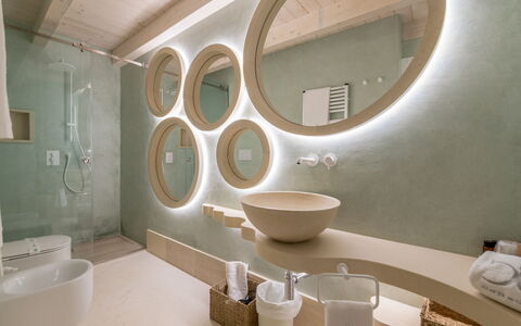 Palazzo Corte Dei Granai: Interior Design, Flooring, Decke, Beleuchtung, Fussboden, Armatur, Light Fixture, Badezimmer, Installation, Spiegel