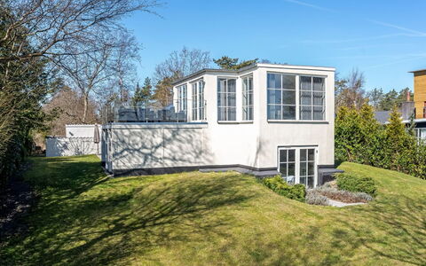 Judit - 10M from the Sea: Strauch, Wohngebiet, Zuhause, Grundstueck, Estate, Hütte, Garten, Schiebefenster, Landscaping, Garten