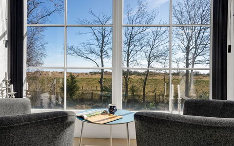 Judit - 10M from the Sea: Möbel, Glas, Stuhl, Daylighting, Kaffetisch, Wohnzimmer