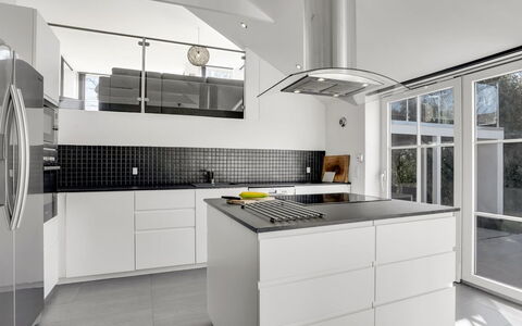 Judit - 10M from the Sea: Küche, Küchengerät, Countertop, Interior Design, Cabinetry, Flooring, Major Appliance, Herd, Decke, Fussboden