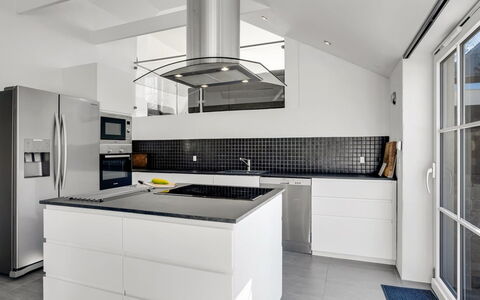 Judit - 10M from the Sea: Küche, Countertop, Küchengerät, Interior Design, Flooring, Cabinetry, Decke, Major Appliance, Fussboden, Light Fixture