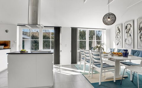 Judit - 10M from the Sea: Möbel, Interior Design, Flooring, Fussboden, Stuhl, Holz, Küche & Esszimmer Tisch, Tabelle, Decke, Esszimmer