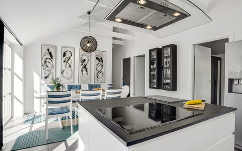 Judit - 10M from the Sea: Möbel, Interior Design, Flooring, Küche, Fussboden, Decke, Holz, Stuhl, Light Fixture, Countertop
