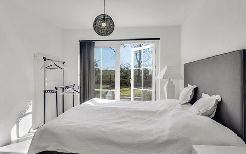 Judit - 10M from the Sea: Bett, Möbel, Bedding, Schlafzimmer, Interior Design, Bettdecke, Linens, Decke, Flooring, Fussboden