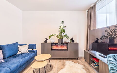 Klára: Möbel, Interior Design, Flooring, Wand, Couch, Fussboden, Holz, Zimmer, Wohnzimmer, Zuhause