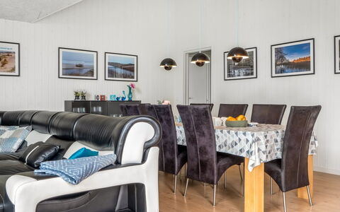 Sunna - 1.2Km from the Sea: Möbel, Interior Design, Couch, Flooring, Decke, Fussboden, Zimmer, Wohnzimmer, Zuhause, Beleuchtung