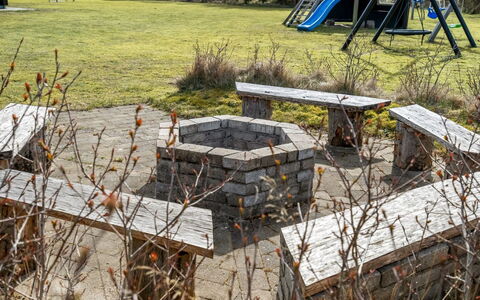 Sunna - 1.2Km from the Sea: Außenbank, Gartenmöbel, Bank, Garten, Tisch Im Freien, Picknicktisch, Beton, Hinterhof, Flagstone