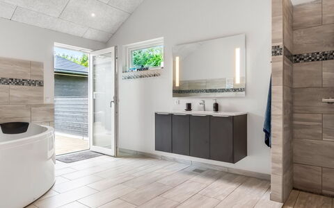 Sunna - 1.2Km from the Sea: Flooring, Interior Design, Armatur, Fussboden, Badezimmer, Sinken, Badezimmerschrank, Zapfhahn, Fliese, Installation