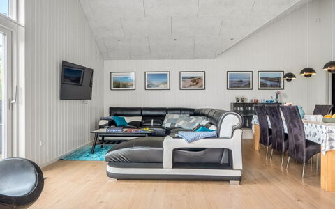 Sunna - 1.2Km from the Sea: Interior Design, Couch, Holz, Flooring, Decke, Wohnzimmer, Fussboden, Möbel, Beleuchtung