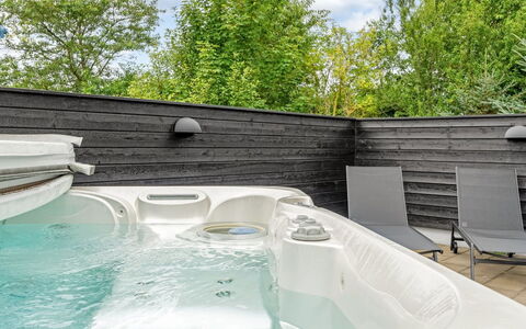 Sunna - 1.2Km from the Sea: Verbundwerkstoff, Gartenmöbel, Badewanne, Schwimmbad, Armatur, Jacuzzi, Hinterhof, Zimmerpflanze, Eco Hotel