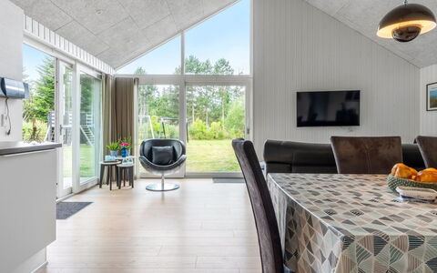 Sunna - 1.2Km from the Sea: Holz, Decke, Flooring, Zuhause, Interior Design, Küche & Esszimmer Tisch, Wohnzimmer, Stuhl, Couch
