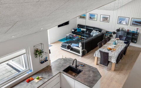 Sunna - 1.2Km from the Sea: Flooring, Decke, Zimmer, Küche, Countertop, Stuhl, Hartholz, Holzboden, Light Fixture, Wohnzimmer