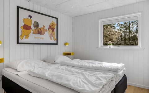 Sunna - 1.2Km from the Sea: Schlafzimmer, Bedding, Einfrieren, Bettdecke, Bettrahmen, Bett, Schnee, Winter, Planke