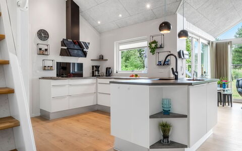Sunna - 1.2Km from the Sea: Flooring, Interior Design, Küche, Countertop, Möbel, Decke, Holz, Light Fixture, Fussboden, Küchengerät