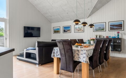Sunna - 1.2Km from the Sea: Holz, Interior Design, Flooring, Decke, Couch, Möbel, Fussboden, Wohnzimmer, Zimmer