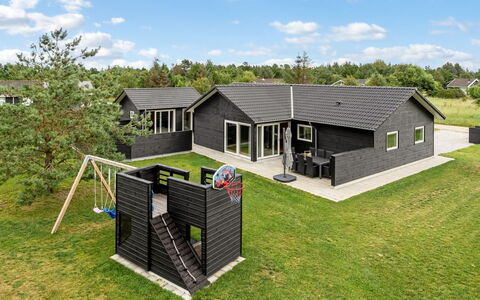 Frederikke - 990M from the Sea: Blau, Strauch, Hütte, Ground, Garten, Estate, Schatten, Landscaping, Bauernhaus, Eco Hotel