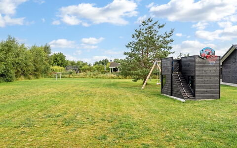 Frederikke - 990M from the Sea: Blau, Strauch, Hütte, Ground, Garten, Estate, Schatten, Landscaping, Bauernhaus, Eco Hotel
