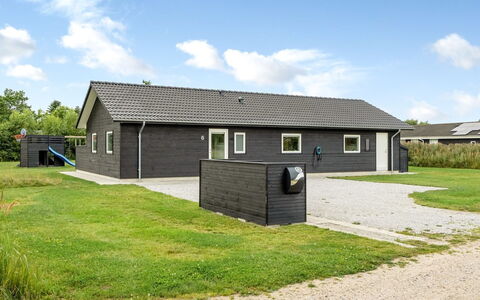 Frederikke - 990M from the Sea: Blau, Strauch, Hütte, Ground, Garten, Estate, Schatten, Landscaping, Bauernhaus, Eco Hotel