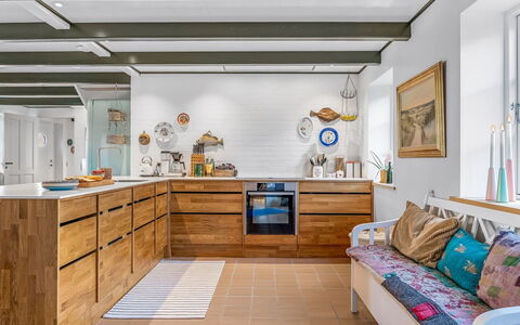 Rami - 250M from the Sea: Möbel, Flooring, Küche, Holz, Major Appliance, Countertop, Cabinetry, Interior Design, Holzboden, Fussboden
