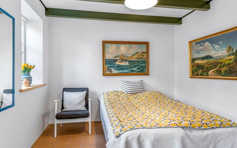 Rami - 250M from the Sea: Schlafzimmer, Bett, Interior Design, Wand, Möbel, Bettdecke, Bedding, Fussboden, Holz, Flooring