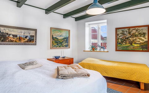 Rami - 250M from the Sea: Wand, Interior Design, Schlafzimmer, Decke, Bilderrahmen, Flooring, Fussboden, Möbel, Bett, Zuhause