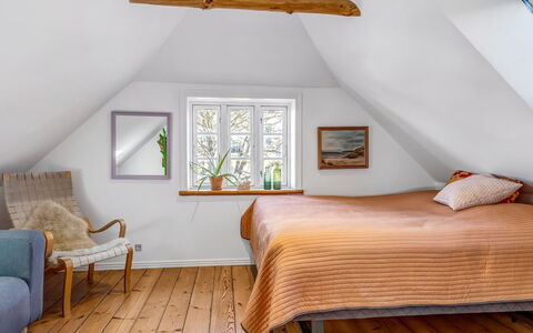 Rami - 250M from the Sea: Interior Design, Möbel, Bett, Schlafzimmer, Flooring, Wand, Fussboden, Holz, Decke, Zimmer