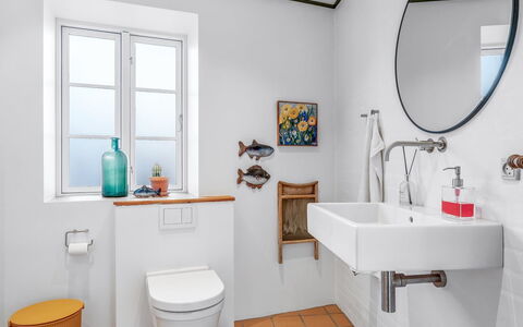 Rami - 250M from the Sea: Badezimmer, Armatur, Toilleten Sitz, Toilette, Interior Design, Flooring, Sinken, Fussboden, Zapfhahn, Installation