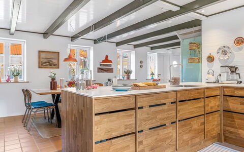 Rami - 250M from the Sea: Möbel, Holz, Flooring, Küche, Countertop, Interior Design, Cabinetry, Decke, Fussboden, Holzboden
