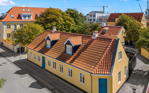 Rami - 250M from the Sea: Gebäude, Fenster, Haus, Fassade, Wohngebiet, Dach, Zuhause, Nachbarschaft, \Stadt, Menschliche Siedlung