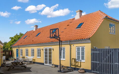 Rami - 250M from the Sea: Estate, Schatten, Auffahrt, Bauernhaus