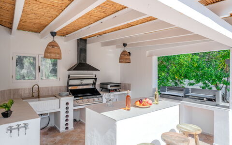 Sierra Pinos Plus: Wohngebiet, Strauch, Haus, Garten, Zuhause, Grundstueck, Dach, Schatten, Rasen