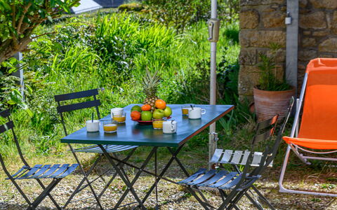 Le Verger: Wohngebiet, Strauch, Haus, Garten, Zuhause, Grundstueck, Dach, Schatten, Rasen
